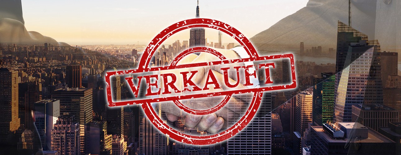 Hände werden vor eine Skyline mit einem "Verkauft" Stempel davor geschüttelt