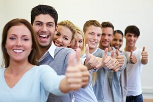 Team - Erfolgreiche Studenten in einer Reihe halten ihre Daumen hoch